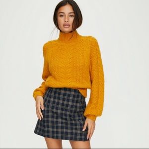 Aritzia plaid mini skirt size 6, 27” waist